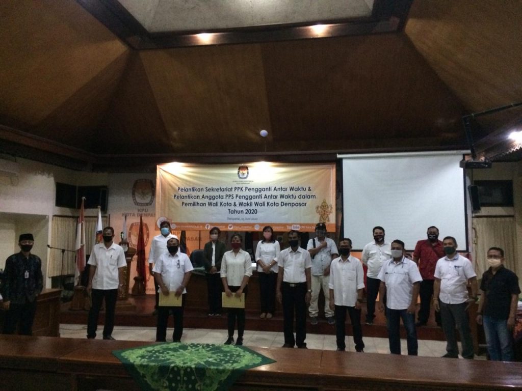 Pelantikan Sekretariat PPK dan PPS Pengganti Antar Waktu dalam Pemilihan Wali Kota dan Wakil Wali Kota Denpasar Tahun 2020