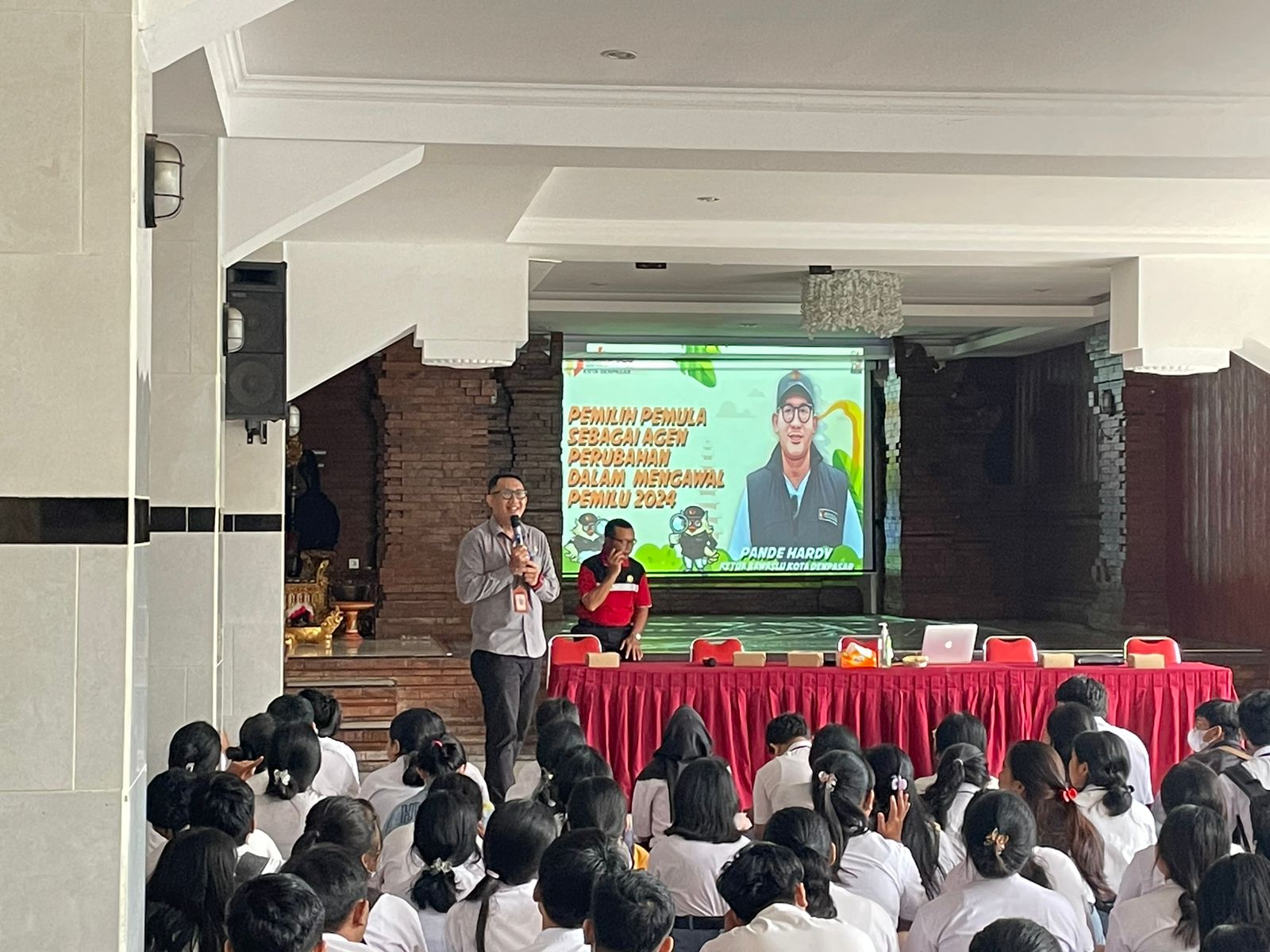 Sosialisasi Pemilu, Bawaslu Denpasar Sambangi SMK PGRI 3 Denpasar