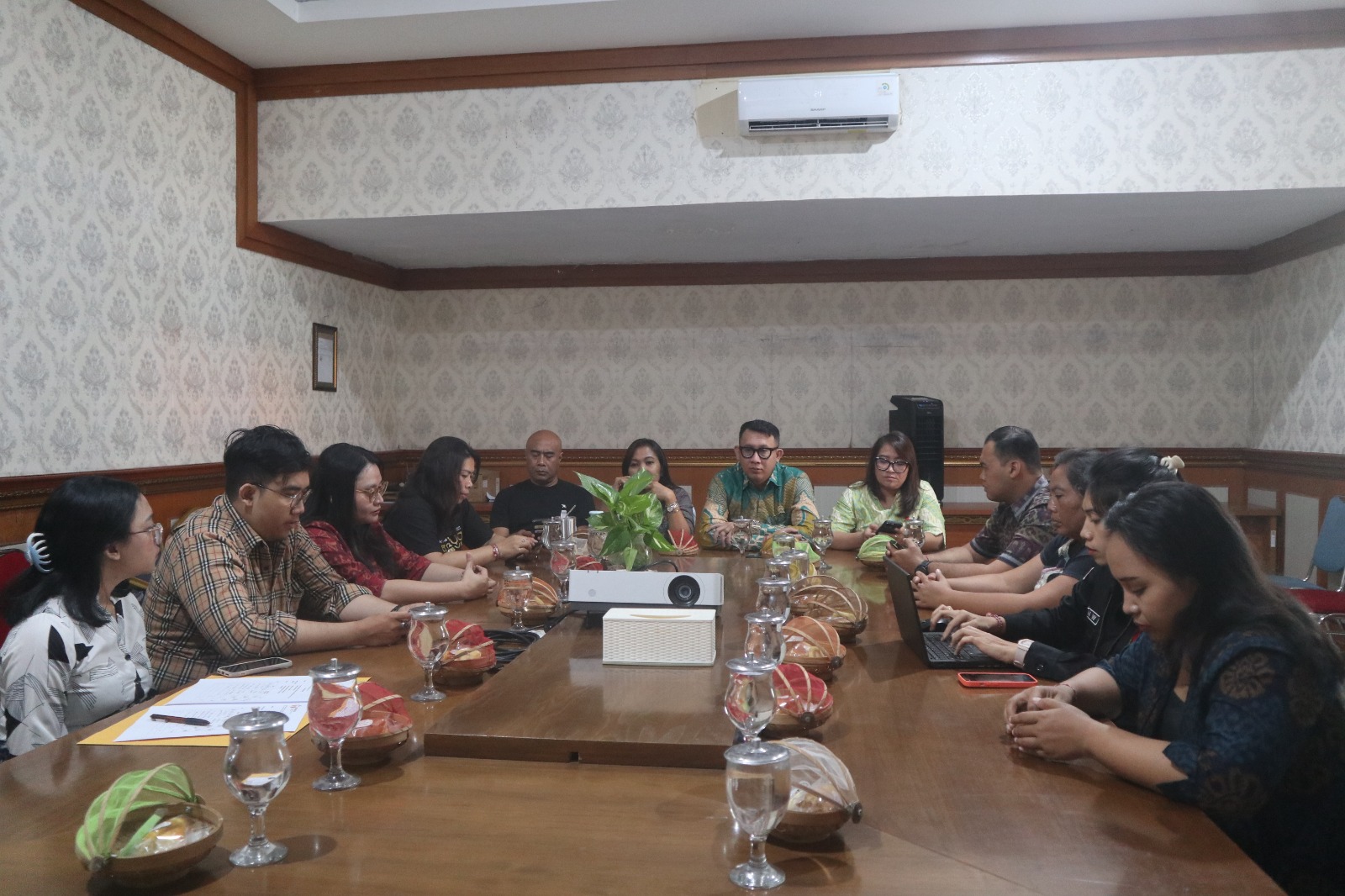 Perwakilan Perguruan Tinggi menghadiri rapat di Bawaslu Kota Denpasar